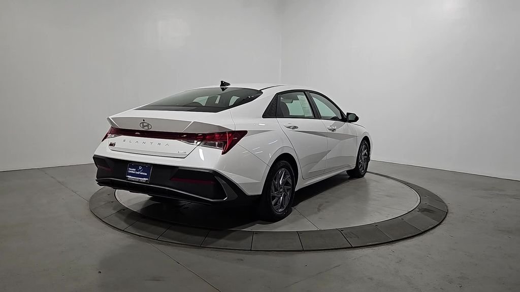 Certified Used 2025 White Hyundai Blue image 5