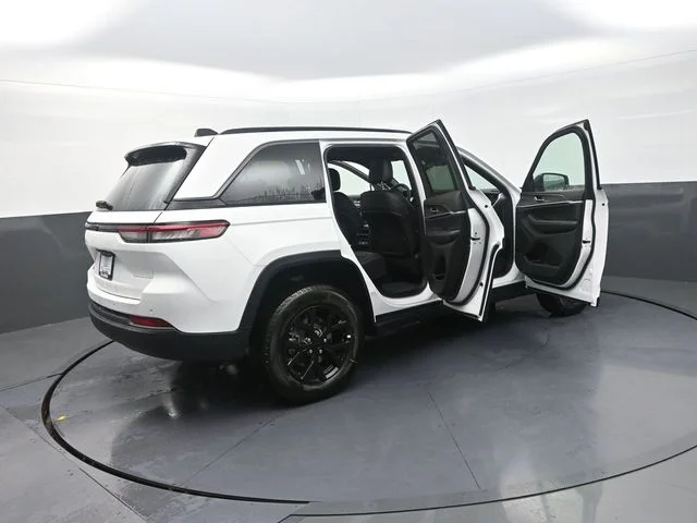 New 2026 Bright White Clear-Coat Exterior Paint Jeep Laredo Altitude image 37