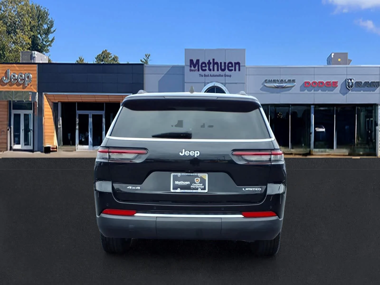 Used 2023 Diamond Black Crystal Pearlcoat Jeep Limited image 4