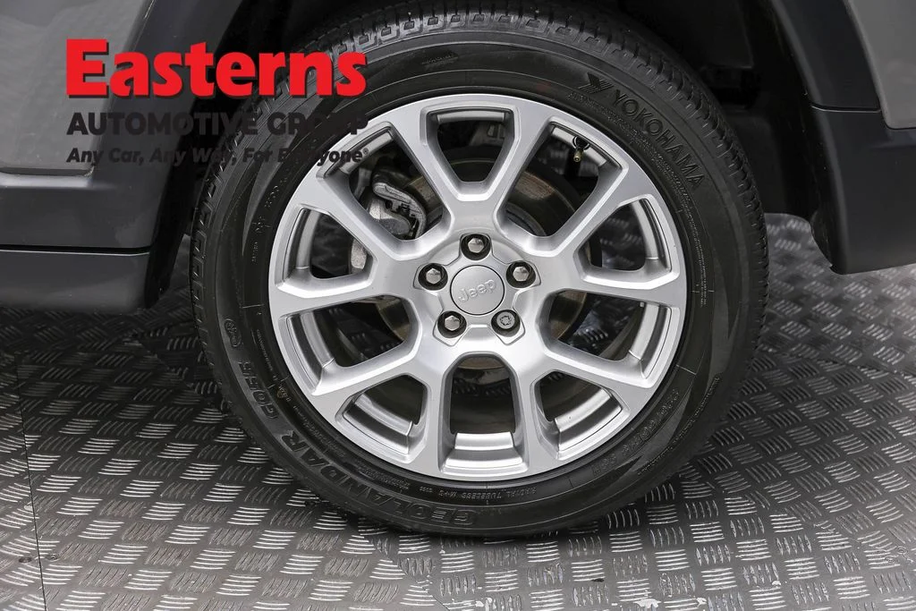 Used 2023 Gray Jeep Latitude Lux image 8
