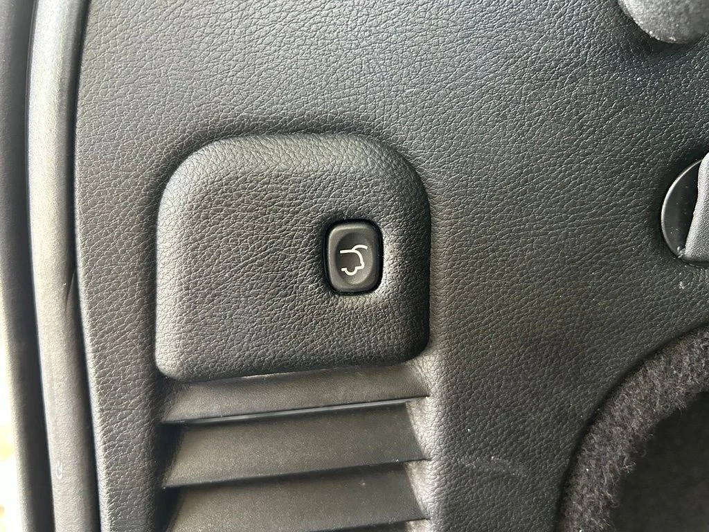 Used 2018 White Jeep Overland image 38
