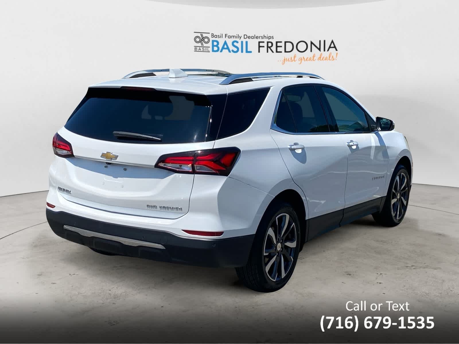 Used 2022 Iridescent Pearl Tricoat Chevrolet Premier image 8