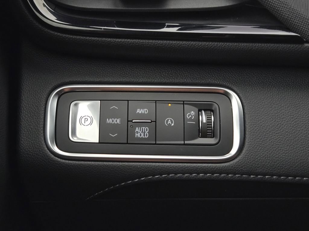 Used 2025 Summit White Buick Preferred image 17