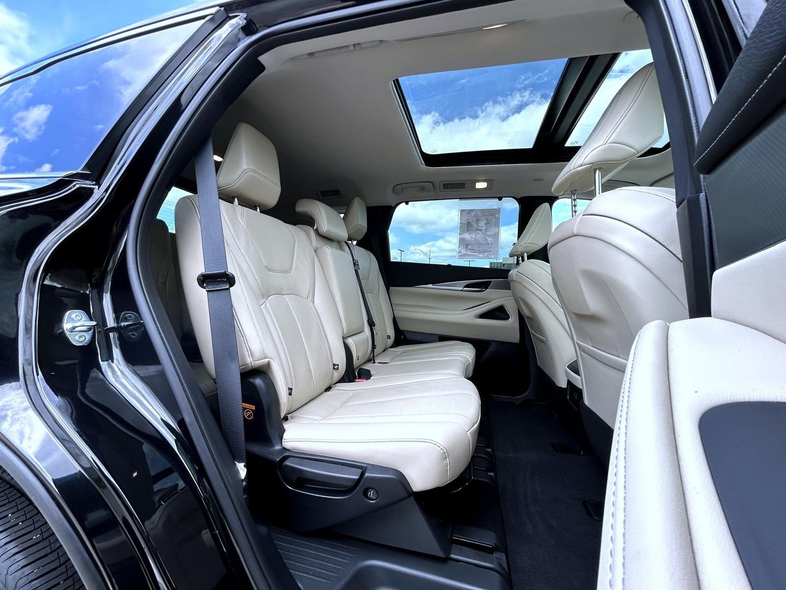 Used 2025 Black INFINITI LUXE image 18