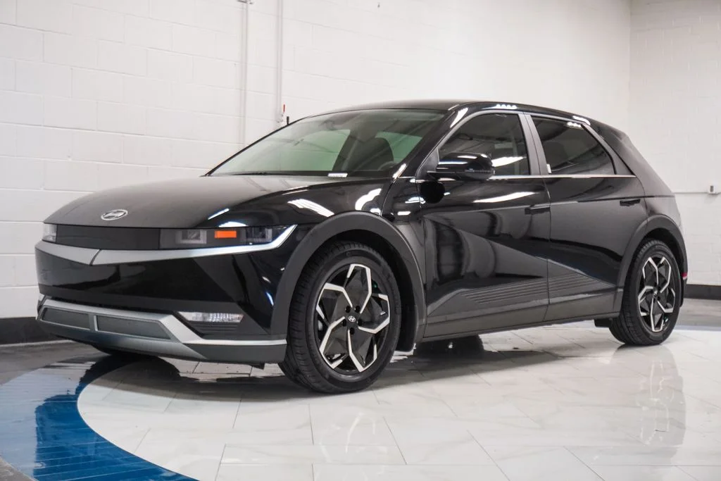 Used 2023 Black Hyundai SE image 4