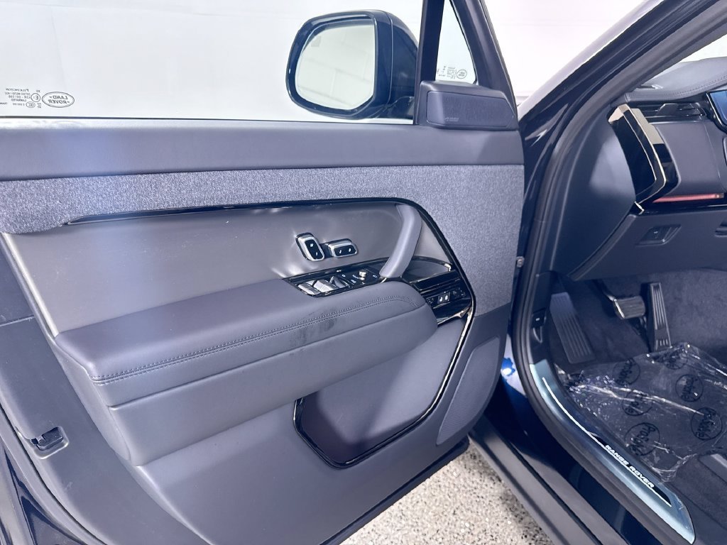 New 2027 Constellation Blue Ultra Metallic Gloss Land Rover Dynamic SE image 13