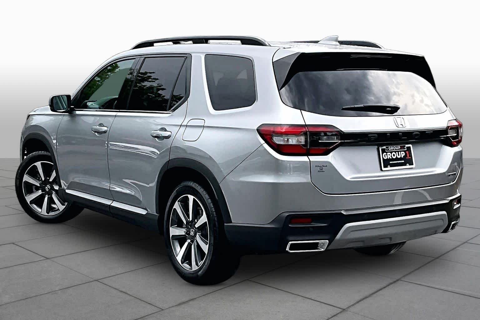 Used 2025 Lunar Silver Metallic Honda Touring image 11