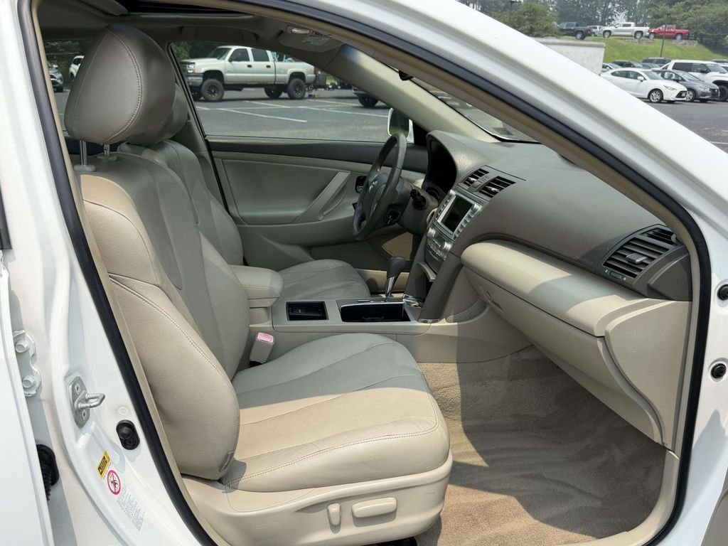 Used 2007 White Toyota Base image 12