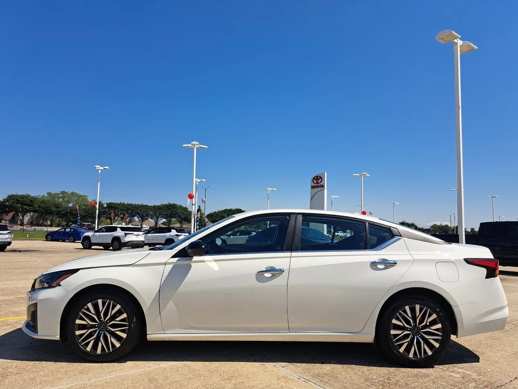 2025 Nissan Altima SV - Photo 8