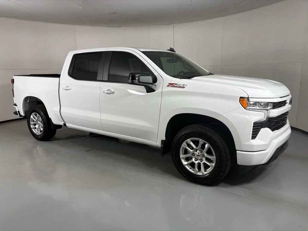 New 2026 Summit White Chevrolet RST image 11