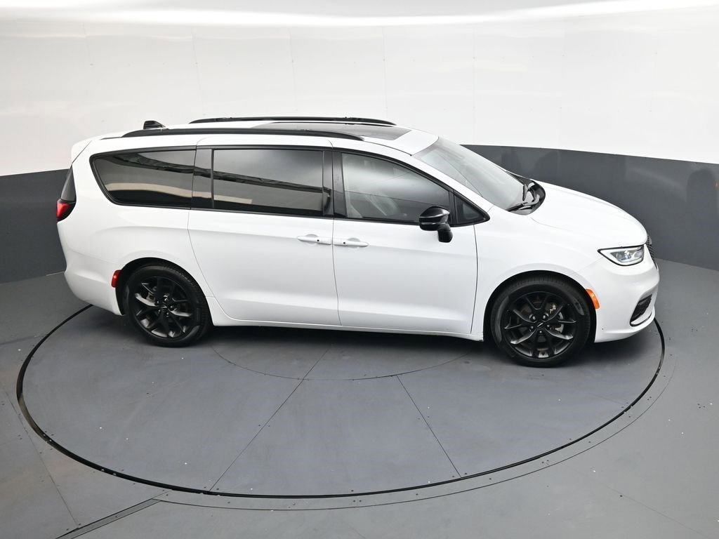 Used 2025 Bright White Clearcoat Chrysler Limited image 27