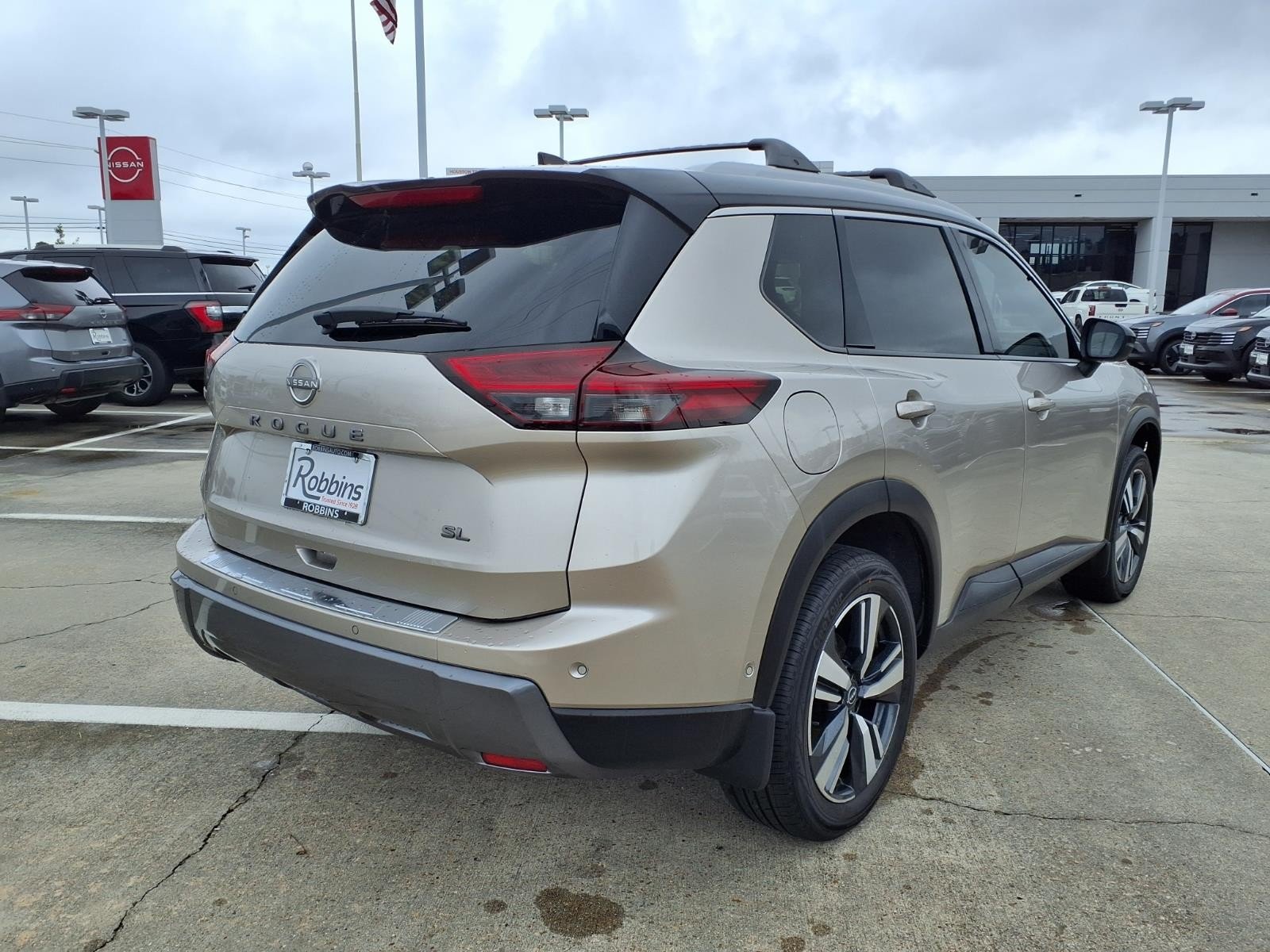 2024 Nissan Rogue SL Silver at Robbins Nissan