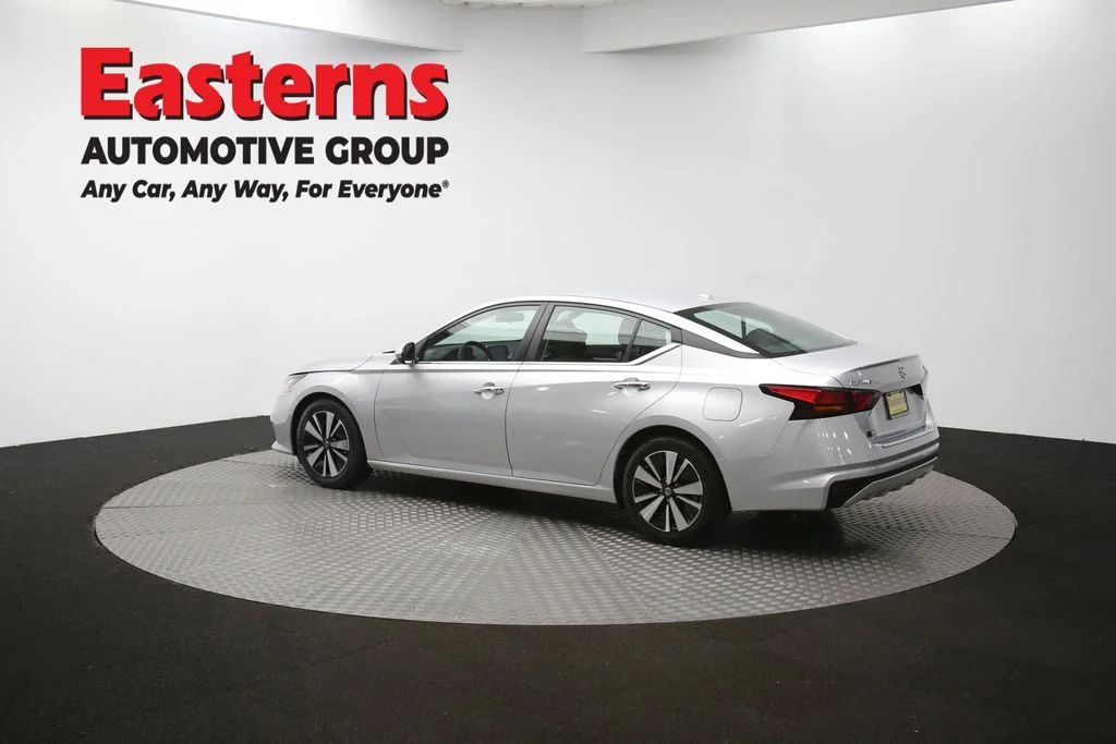 Used 2022 Silver Nissan 2.5 SV image 61