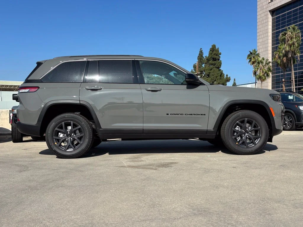 New 2027 Gray Jeep Laredo Altitude image 2