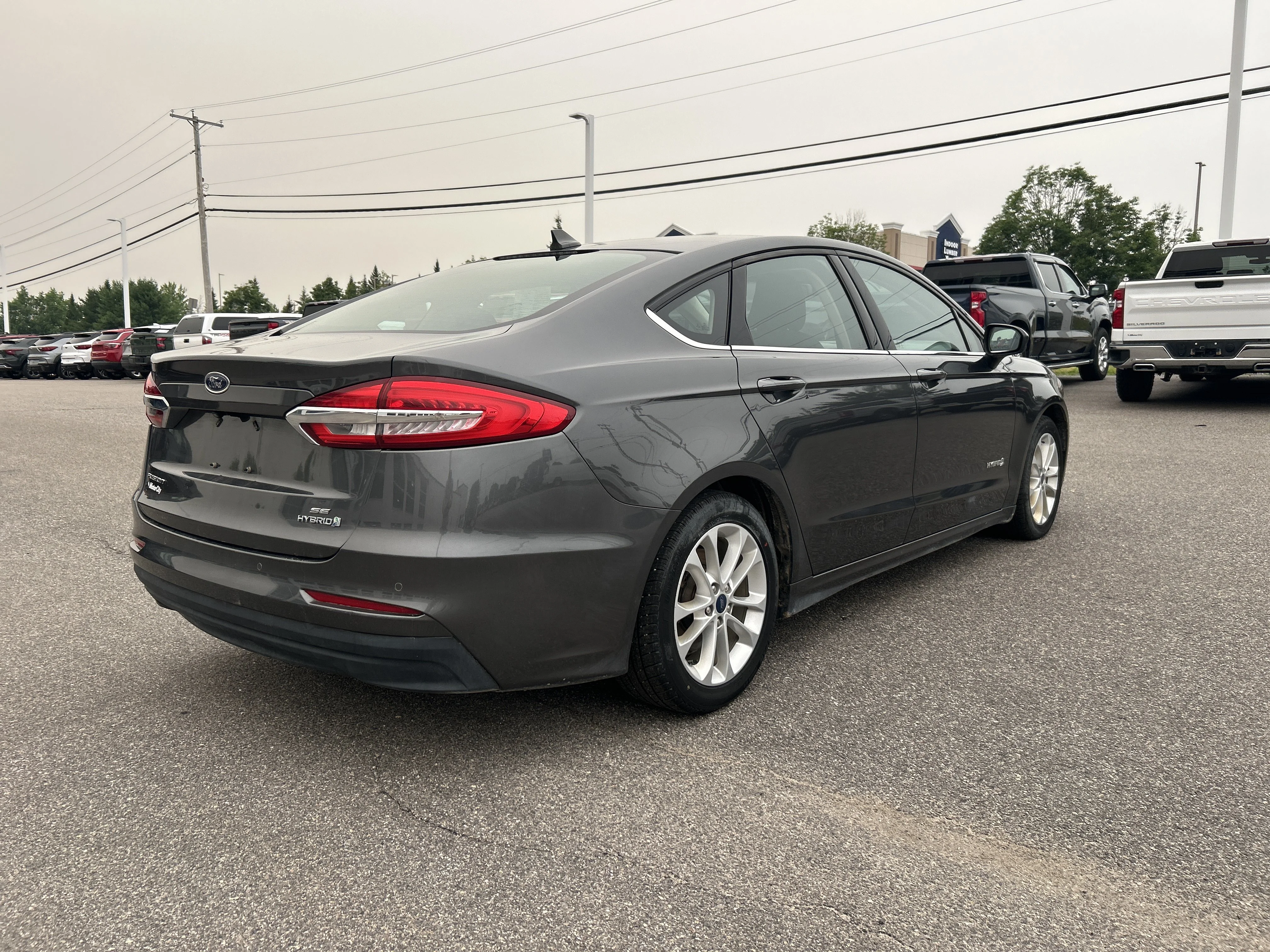 Used 2019  Ford SE image 2