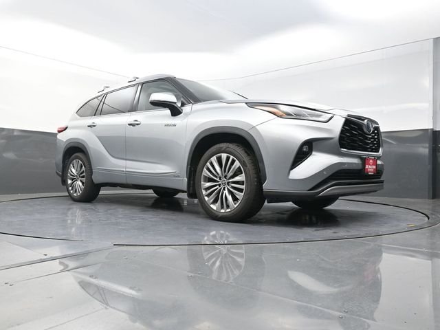 Used 2021 Silver Toyota Platinum image 31