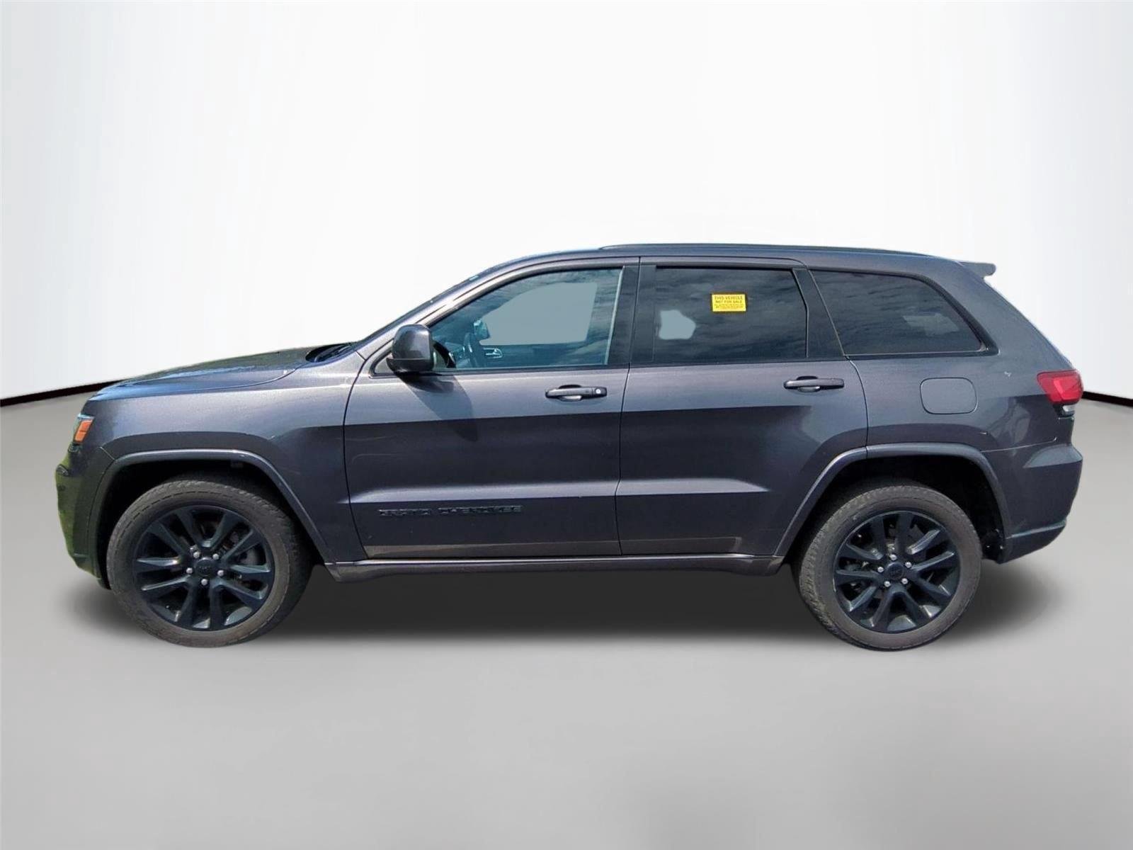 Used 2017 Granite Crystal Metallic Clearcoat Jeep Altitude image 4