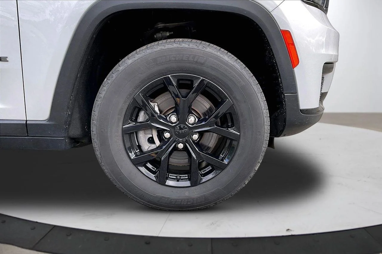 Used 2024 Silver Jeep Altitude image 35