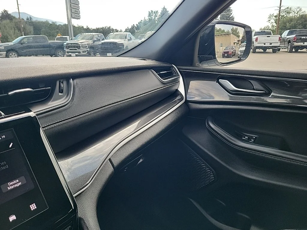 Used 2023 White Jeep Altitude image 9