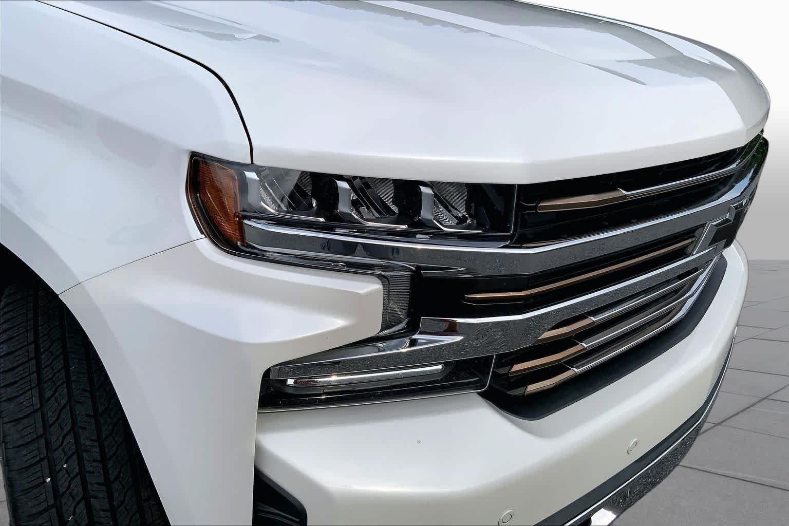Used 2019 Iridescent Pearl Tricoat Chevrolet High Country image 24