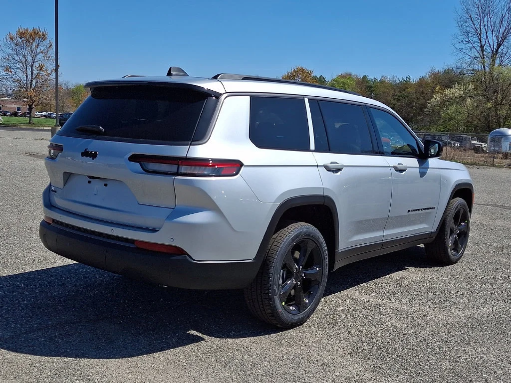 New 2026 Silver Zynith Exterior Paint Jeep Limited image 8