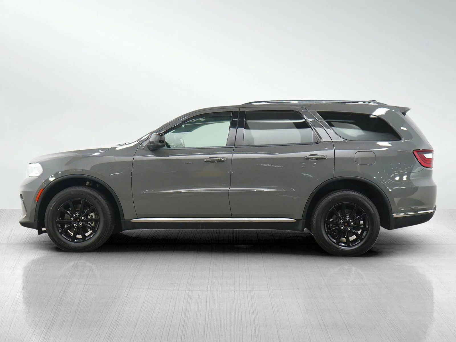 Used 2023 Destroyer Gray Clearcoat Dodge SXT image 2