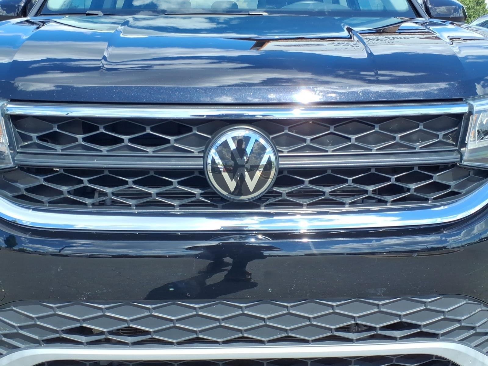 Used 2024 Deep Black Pearl Volkswagen SE image 15