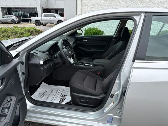 Used 2025 Silver Nissan 2.5 SV image 27