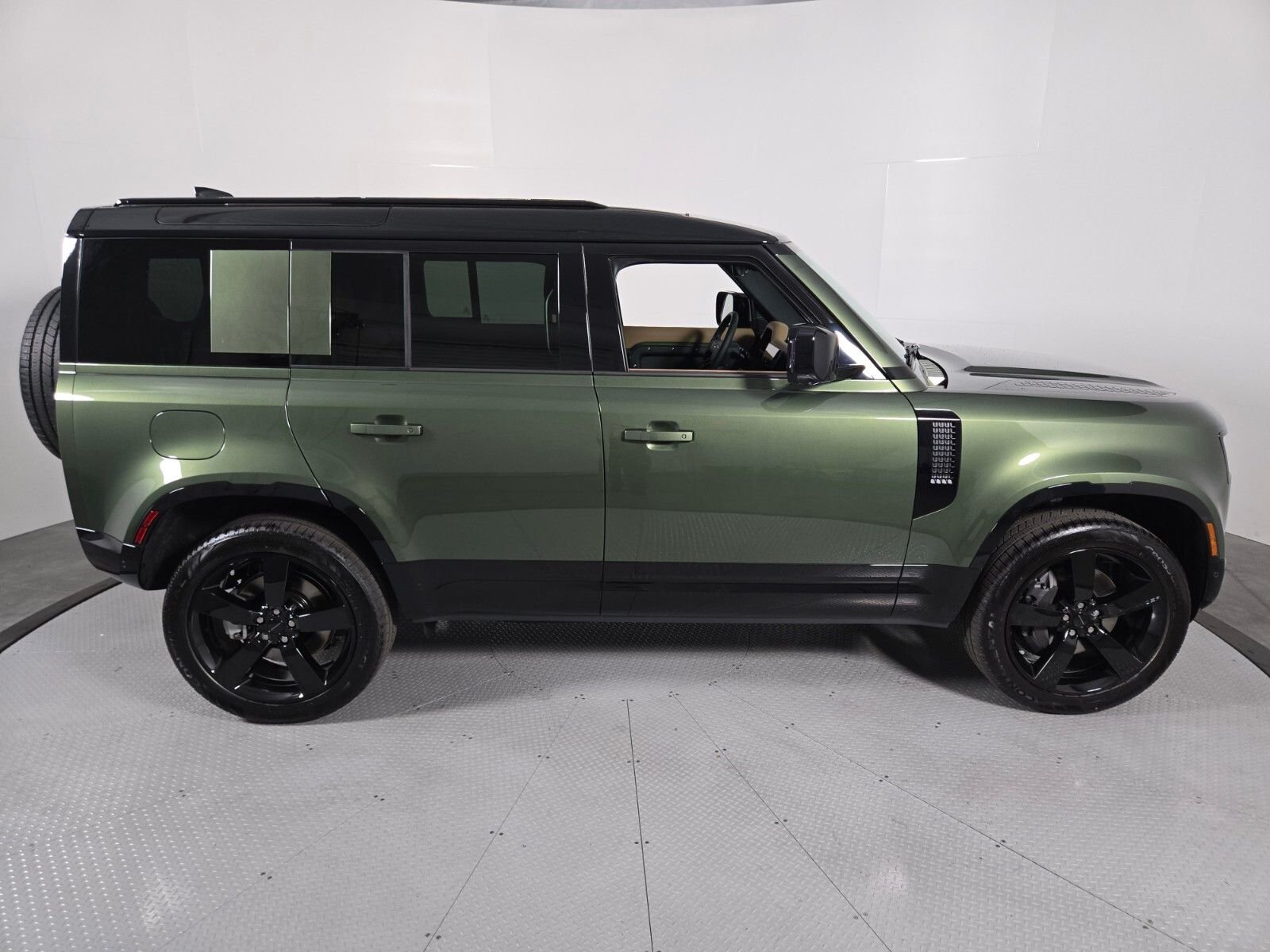New 2026 Woolstone Green Land Rover X-Dynamic SE image 6