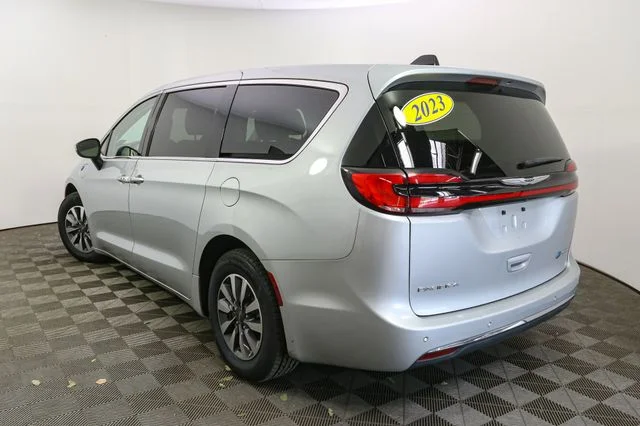 Used 2023 Silver Chrysler Touring L image 7