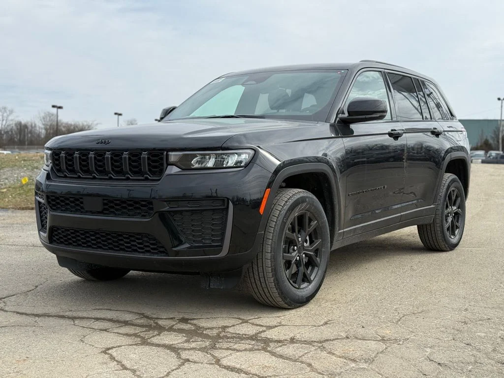 New 2026 Diamond Black Crystal Pearl-Coat Exterior Paint Jeep Laredo Altitude image 2