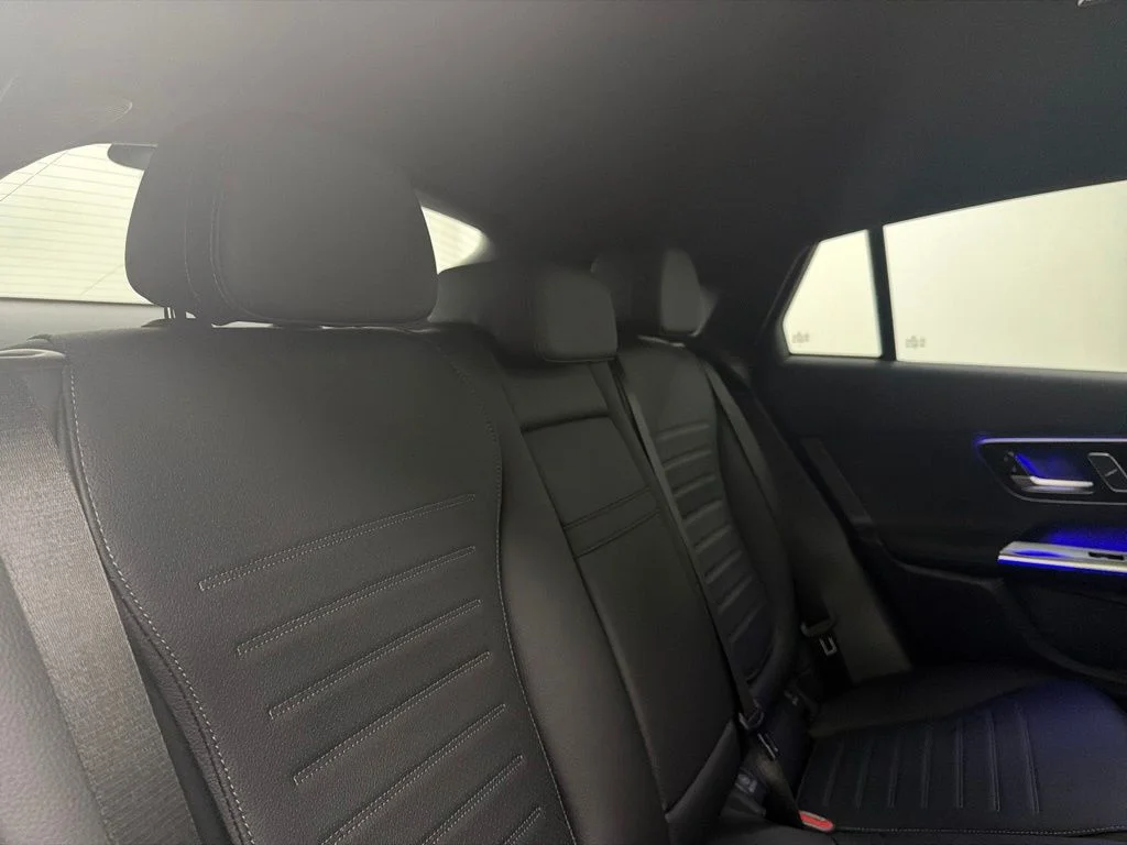 New 2027 White Mercedes-Benz GLC 300 image 24