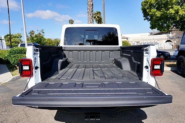 New 2026 Bright White Clear-Coat Exterior Paint Jeep Rubicon image 19