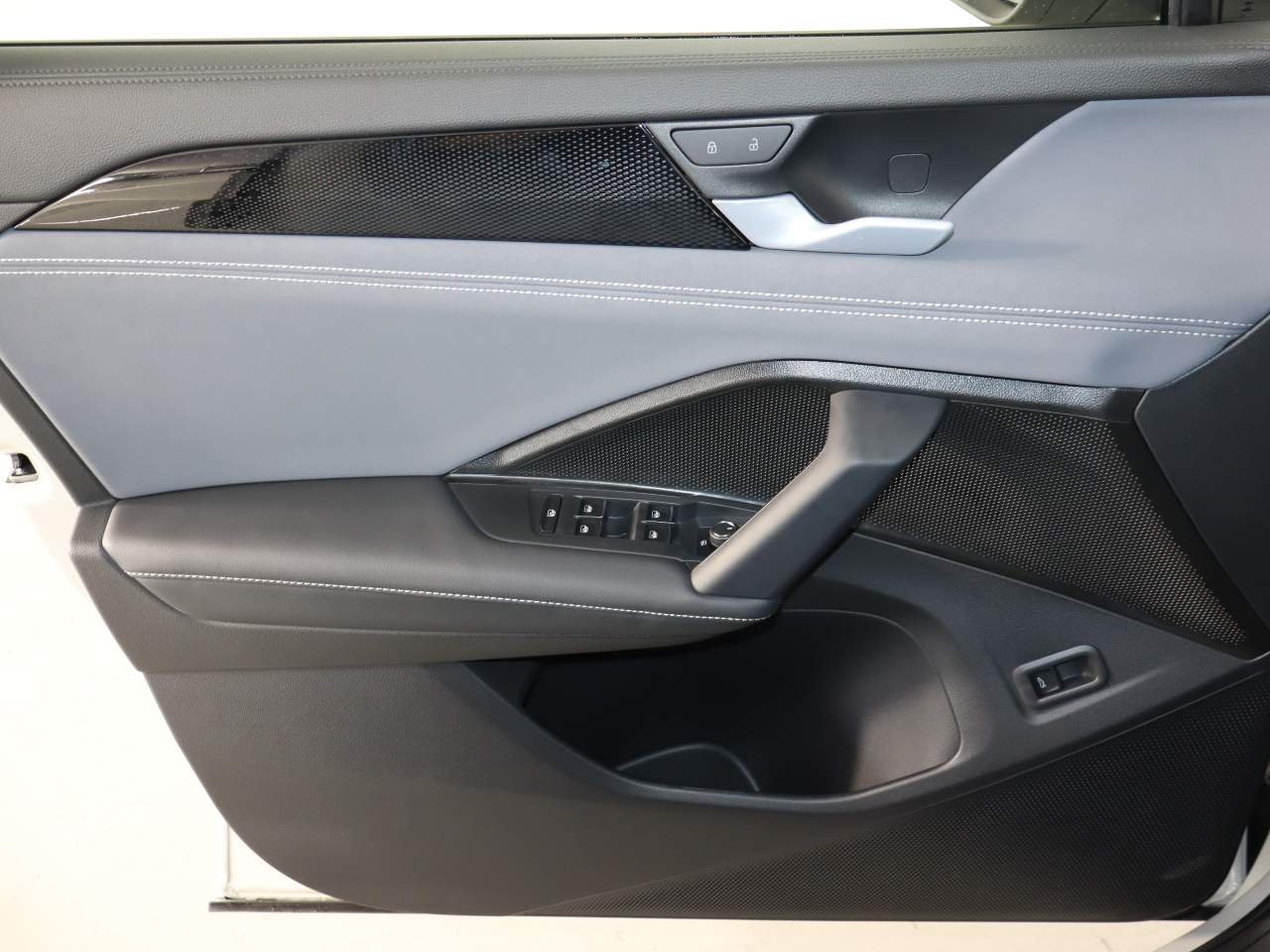 New 2026 Sandstone Volkswagen SE R-Line Black 4Motion image 15