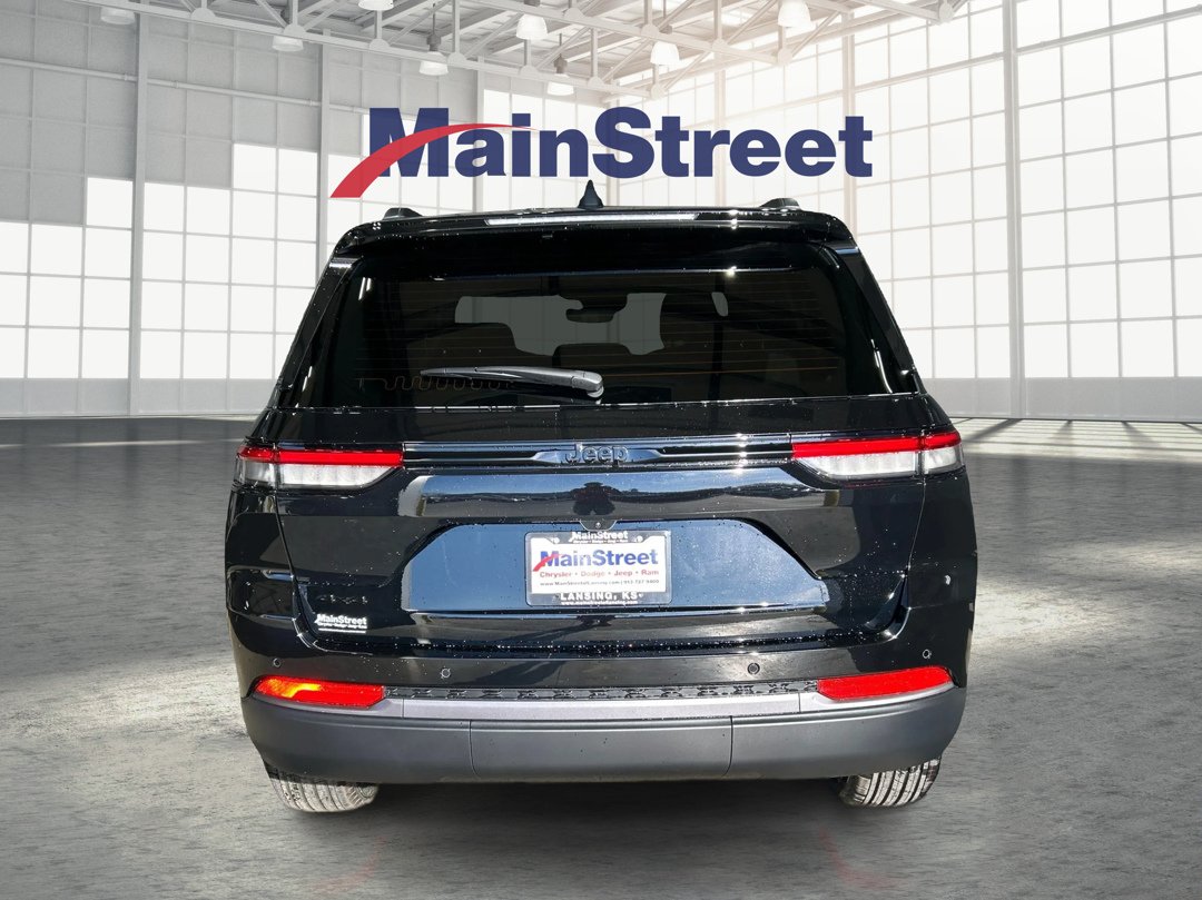 New 2026 Diamond Black Crystal Pearl-Coat Exterior Paint Jeep Altitude image 4