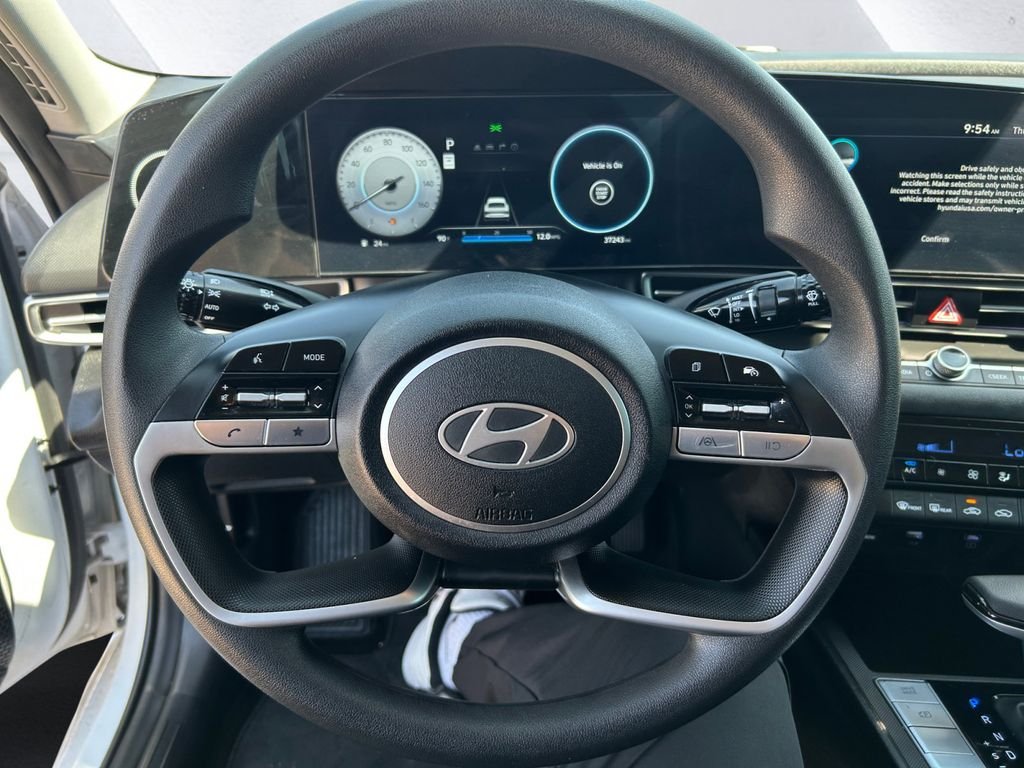 Used 2024 White Hyundai SEL image 9