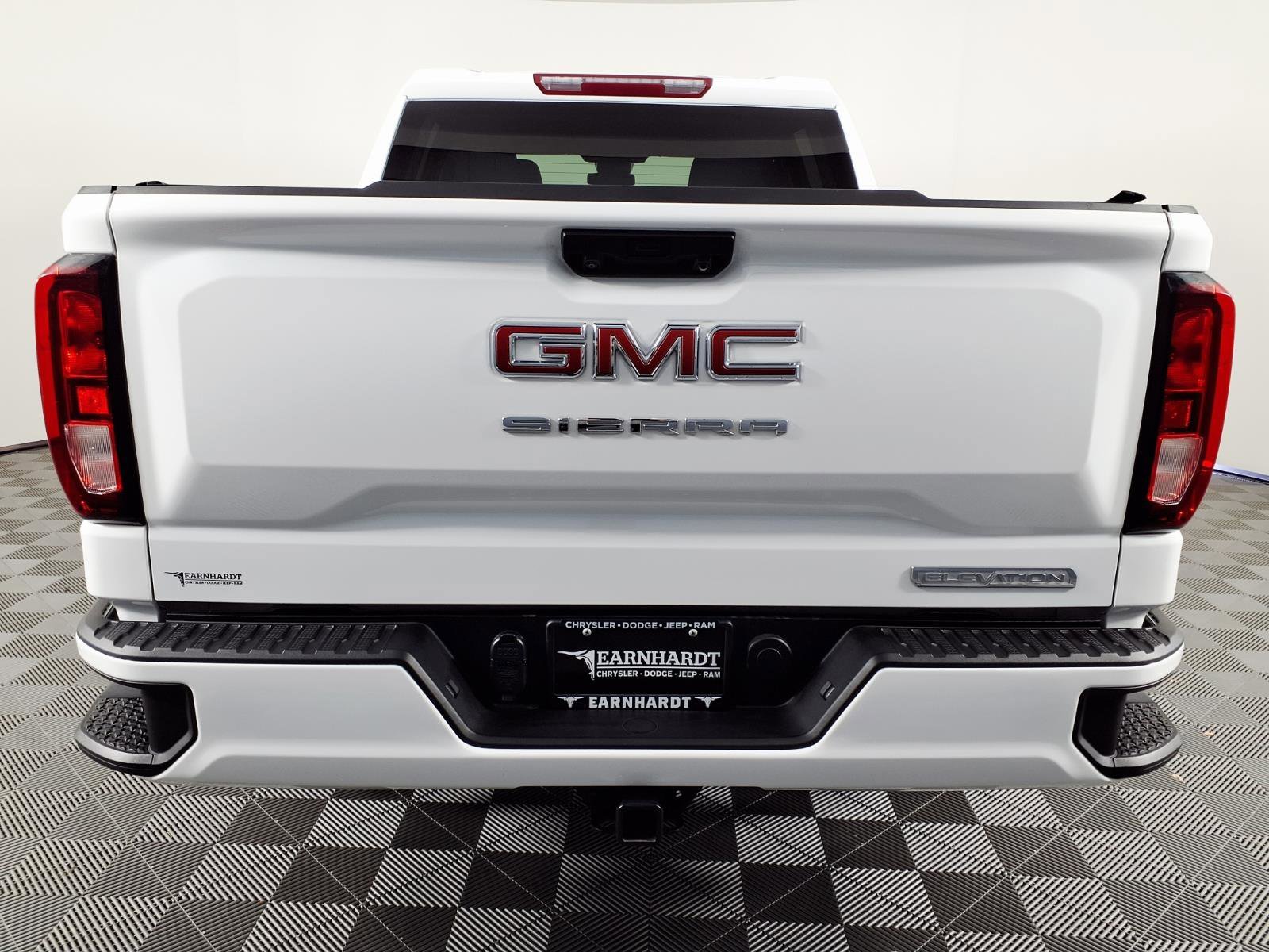 Used 2025 Summit White GMC Elevation image 5