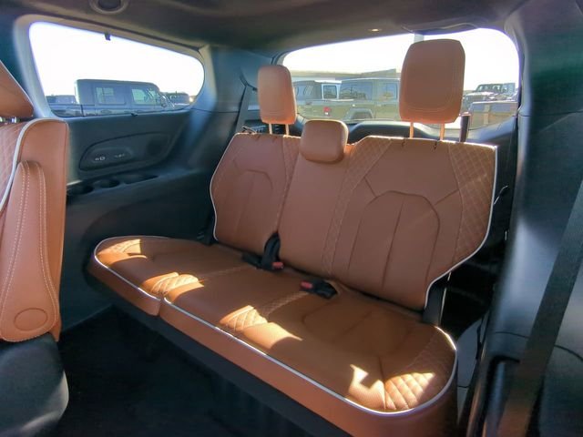 New 2026 Bright White Clear-Coat Exterior Paint Chrysler Pinnacle image 16