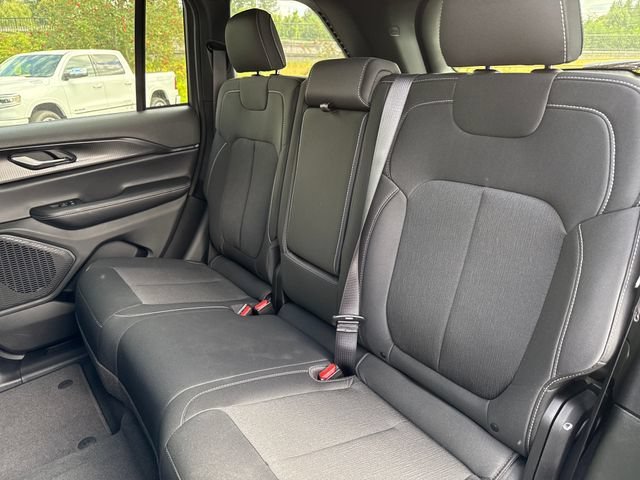New 2026 Diamond Black Crystal Pearlcoat Jeep Laredo X image 22