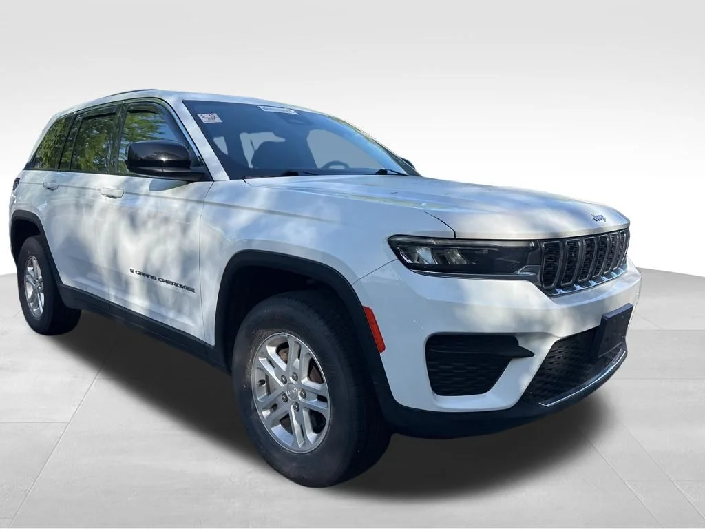 Used 2023 White Jeep Laredo image 8