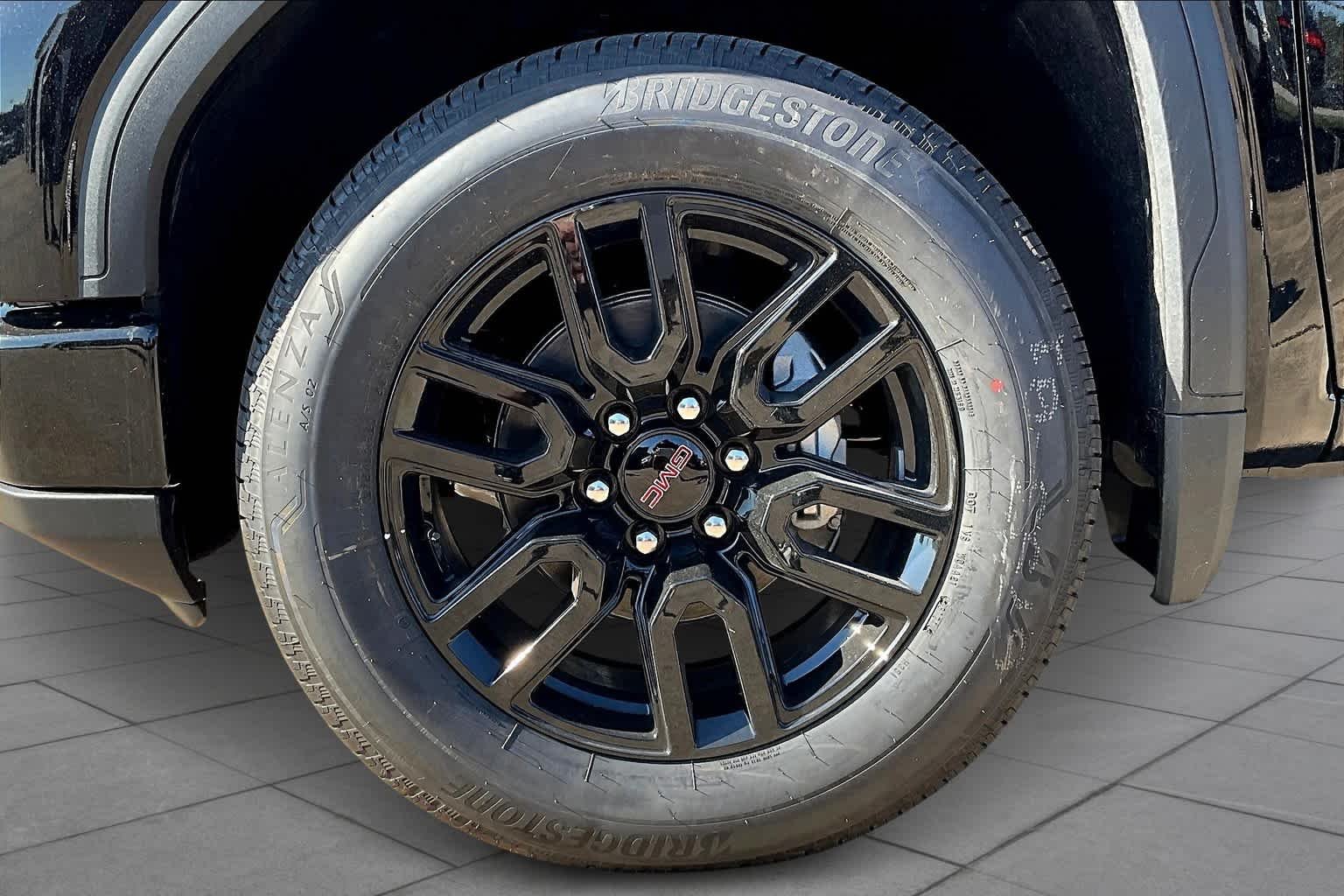 Used 2025 Onyx Black GMC Elevation image 11