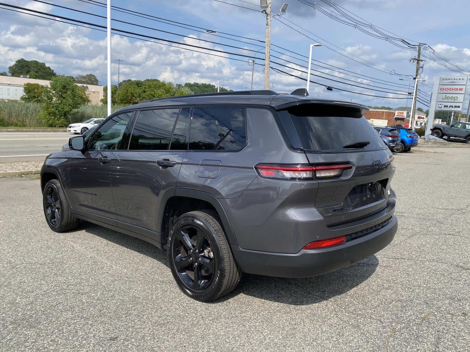 Used 2023 Baltic Gray Metallic Clearcoat Jeep Altitude image 7