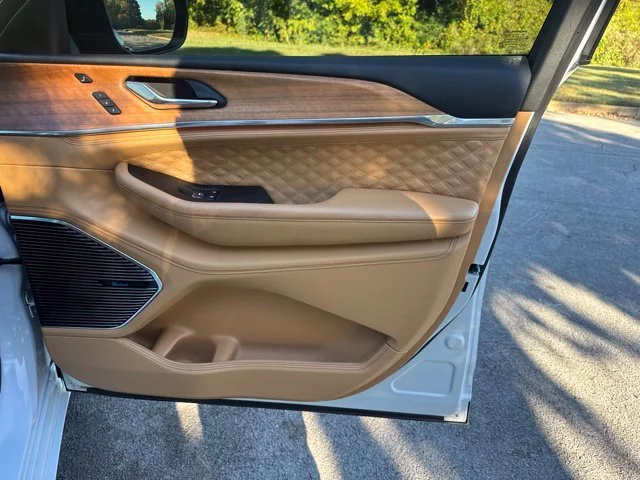 Used 2025 White Jeep Summit image 9