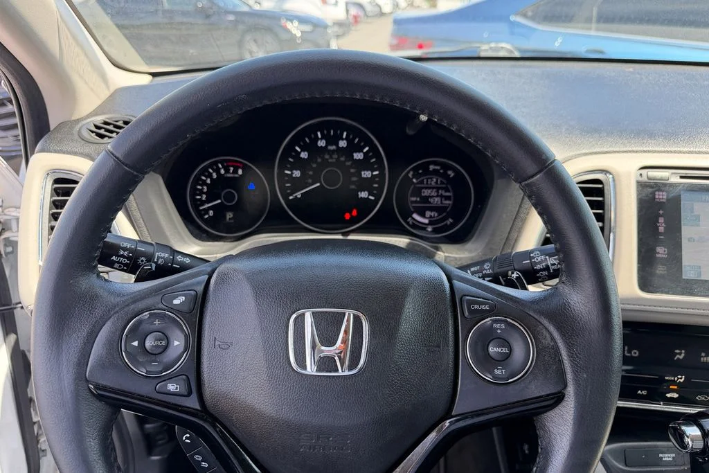 Used 2018 White Honda EX-L image 12