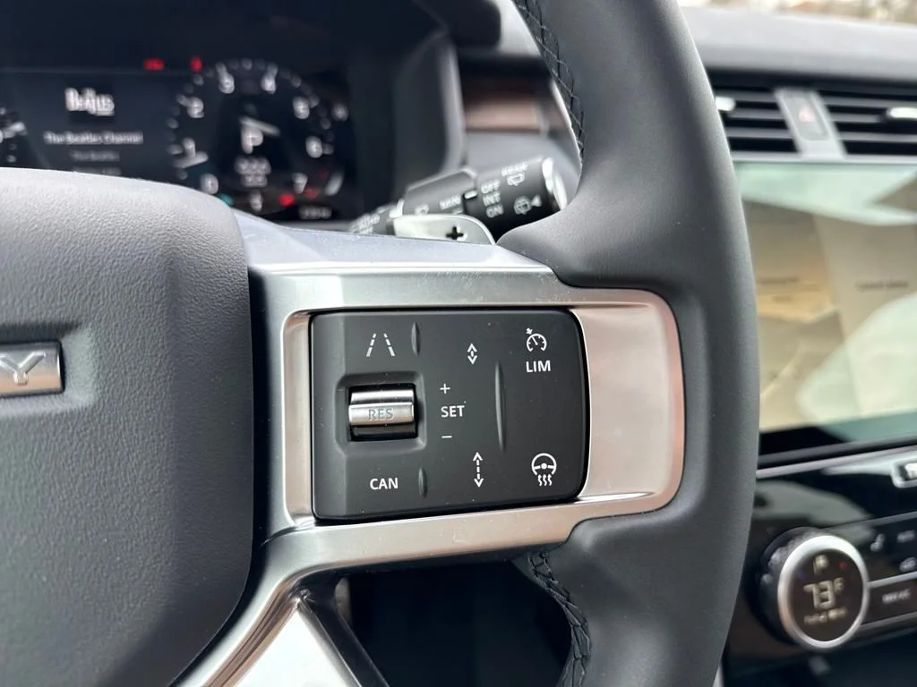 Used 2025 White Land Rover Dynamic SE image 23