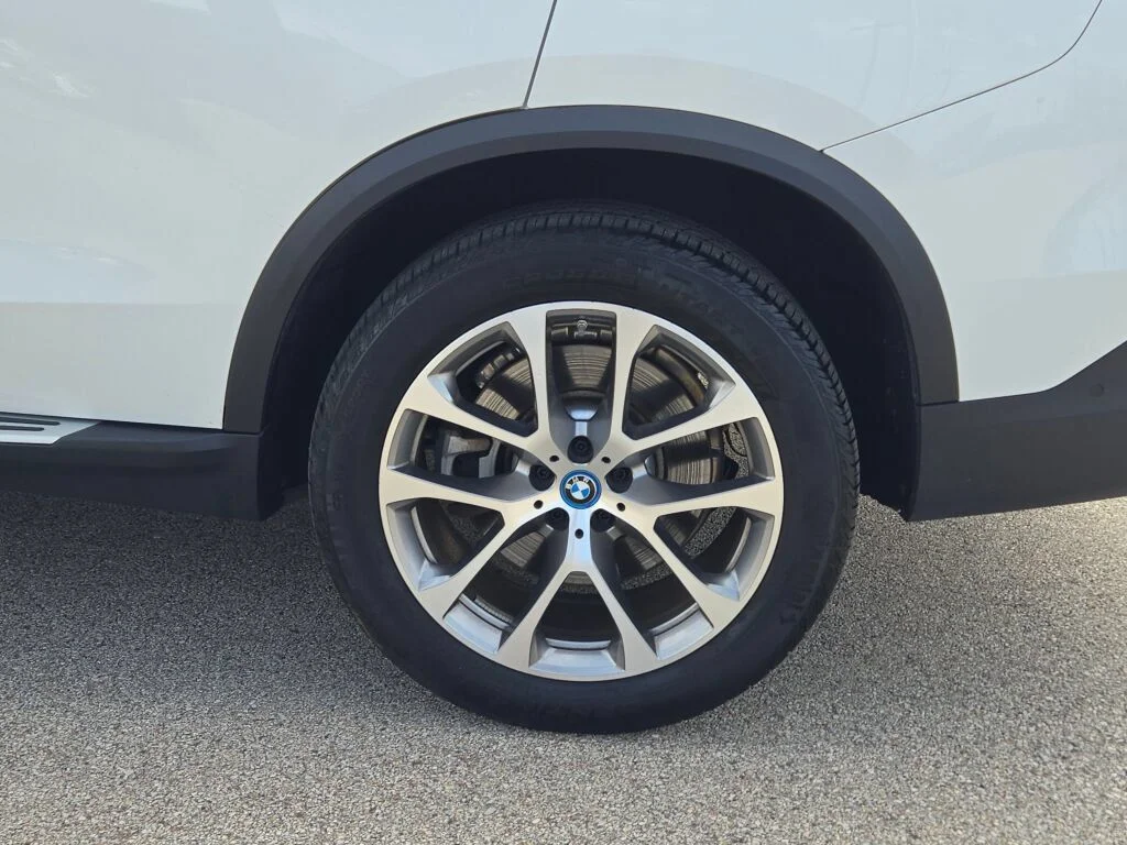 Used 2025 Alpine White BMW xDrive50e image 16