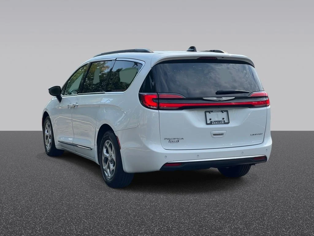 Used 2023 White Chrysler Limited image 3