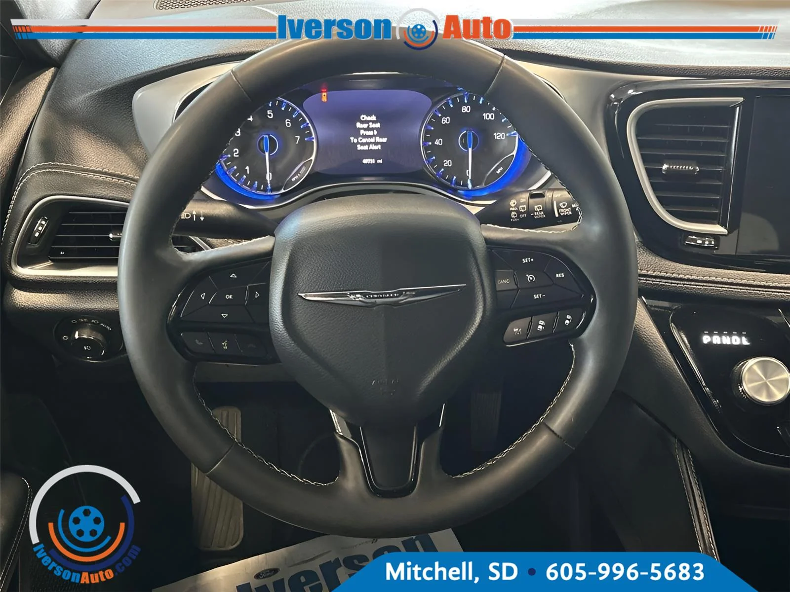 Used 2025 Ceramic Gray Clearcoat Chrysler Limited image 28