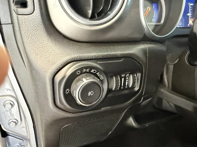 Used 2018 Silver Jeep Unlimited Sahara image 17
