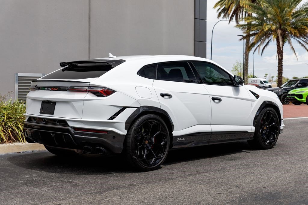 Used 2024 White Lamborghini Performante image 5